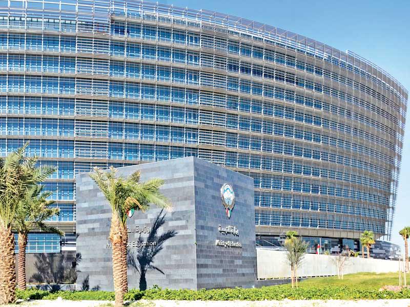 وزارة التربية تخاطب اللجنة الصحية العليا لإعادة 5 آلاف معلم عالق..ألف خليجي و4 آلاف وافد