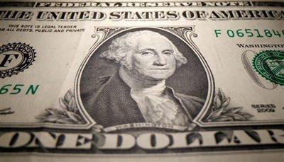 الدولار ينخفض إلى أقل مستوى في شهر