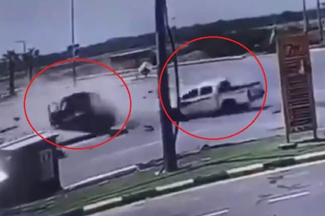 شاهد..بالفيديو لحظة تصادم مروع بين جيب وهايلكس!
