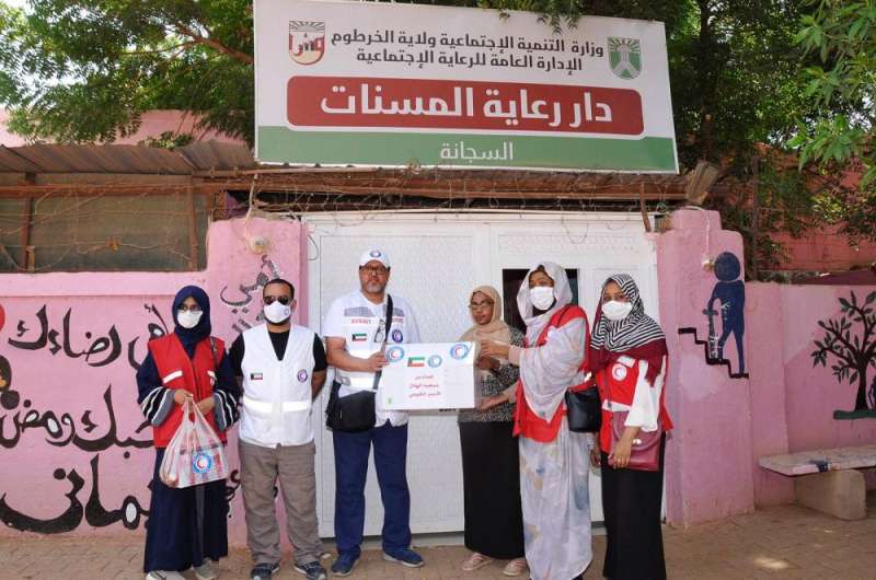 «الهلال الأحمر» يواصل توزيع المساعدات على متضرري الفيضانات بالسودان