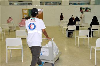 الهلال الأحمر الكويتي يوزع سلالاً غذائية على أسر متعففة