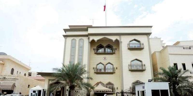 السفارة البحرينية تستقبل المعزين في وفاة رئيس الوزراء