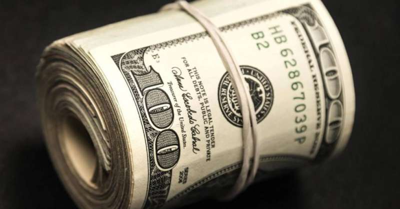 الدولار يرتفع بعد تعليق بعض التمويلات الطارئة في المركزي الأميركي