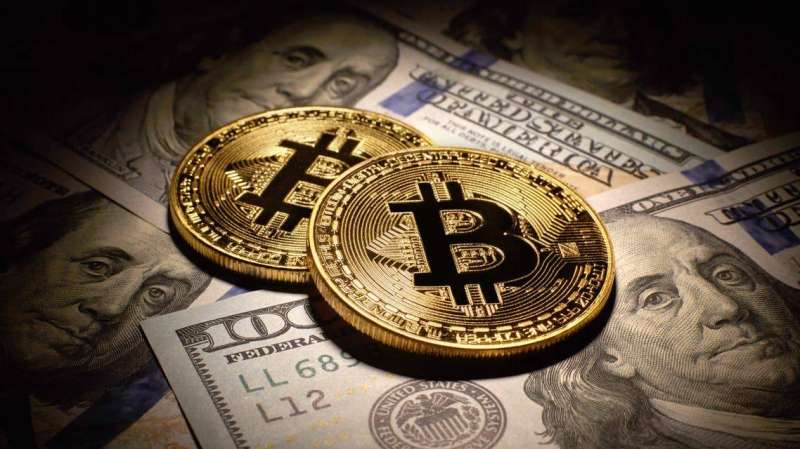 «بيتكوين» تقترب من أعلى مستوياتها على الإطلاق