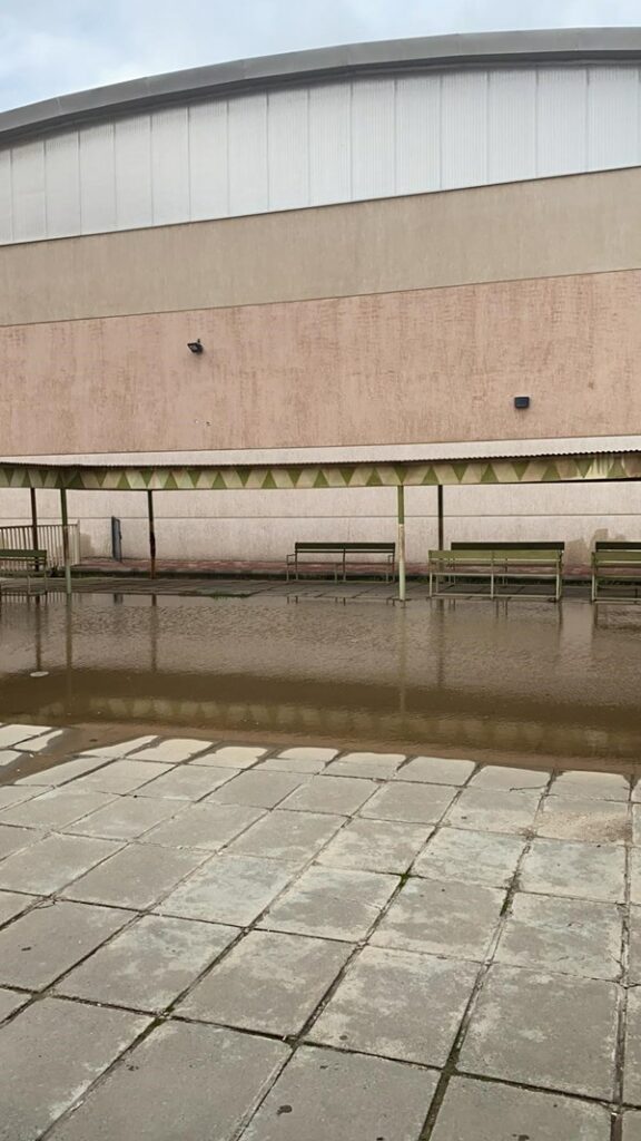 تجمعات مياه الأمطار عرقلت وصول الهيئة التعليمية إلى المدارس