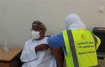 وزير الصحة العماني يتلقى أول جرعة من لقاح فايزر