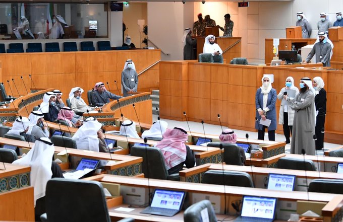 بالصور.. الأمين العام لمجلس الأمة يقدم شرحا للتقنيات الحديثة في قاعة عبد الله السالم