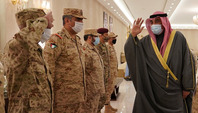رئيس مجلس الوزراء خلال زيارة إلى مقر وزارة الدفاع: مسؤولية الدولة توفير المعدات لجميع قطاعات الجيش وتوفير الدراسة والتعليم في أرقى الكليات والمعاهد العسكرية