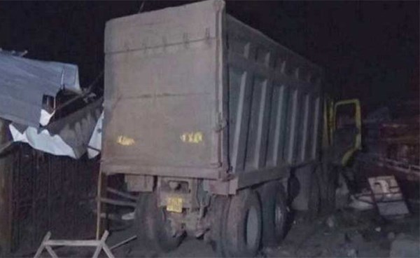 شاحنة تدهس 15 عاملا أثناء نومهم بجانب طريق في الهند