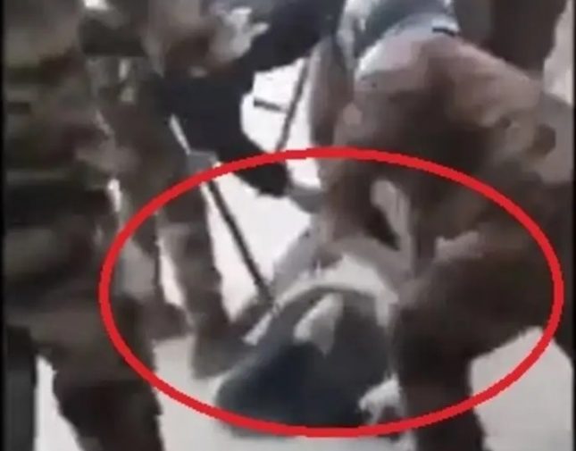شاهد سحل وضرب شاب عراقي داخل مدرسة على يد قوات الأمن