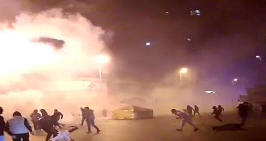 شاهد.. حرب شوارع في لبنان والأمن يستخدم القنابل المسيلة للدموع ويستعين بالجيش