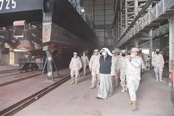 وزير الدفاع يقوم بزيارة تفقدية إلى قاعدة محمد الأحمد البحرية