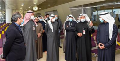 وزير الخدمات يتفقد سير العمل بمطار الكويت والإجراءات التنظيمية والصحية