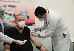 أردوغان يتلقى لقاح كورونا