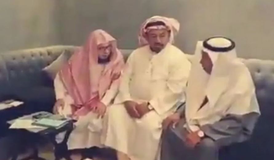 شاهد.. مواطن سعودي يزوج والده ووالدته بعد انفصال دام 16 عامًا