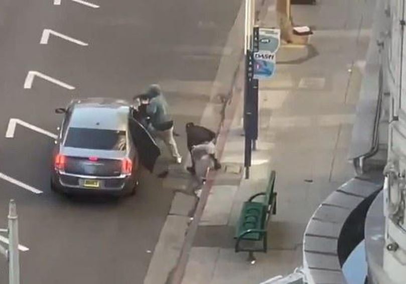 شاهد سطو مسلح على زوجين ورضيعهما وسط لوس أنجلوس