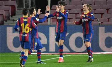 بيكيه يزين قائمة برشلونة قبل مواجهة باريس