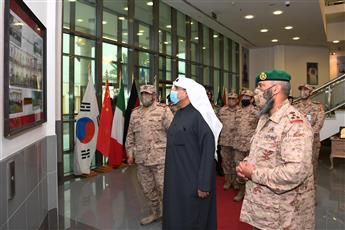 وزير الدفاع يتفقد كلية مبارك العبدالله للقيادة والأركان المشتركة وهيئة التعليم العسكري