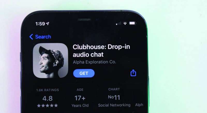 رجال مباحث في «Clubhouse» بأسماء نسائية ومستعارة