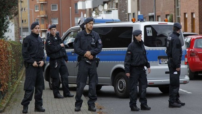 الشرطة الألمانية توقفا صبيا لقيادته حافلة صغيرة في خرق لحظر تجول كورونا