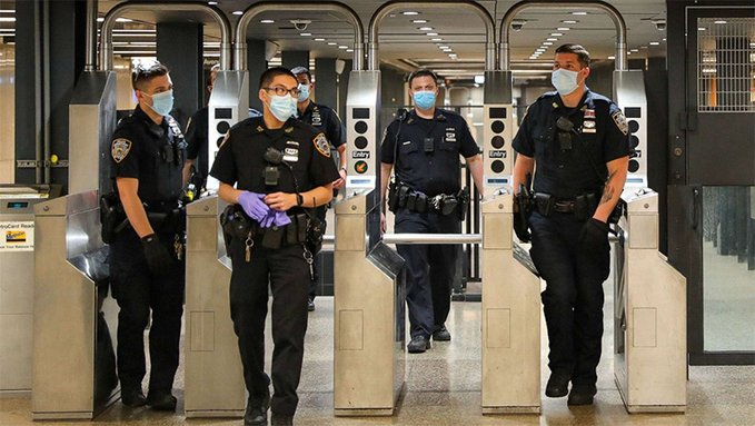 شرطة نيويورك تنتشر في قطارات الأنفاق بعد مقتل اثنين في موجة من حوادث الطعن