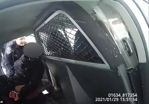 شاهد ضباط شرطة في أمريكا يرشون الفلفل في وجه طفلة