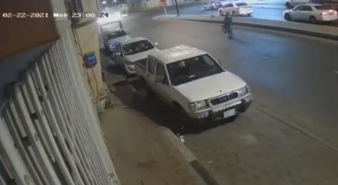 شاهد حادث مروع لقائد دراجة هوائية عكس السير