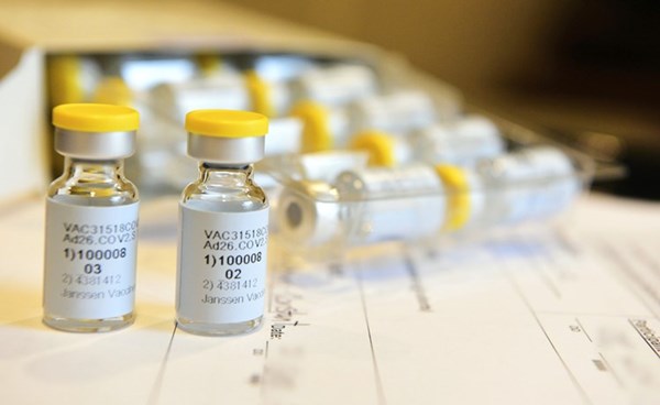 لقاح «جونسون آند جونسون» على طاولة «الصحة» بعد موافقة «الغذاء والدواء الأميركية» عليه ويعطى بجرعة واحدة