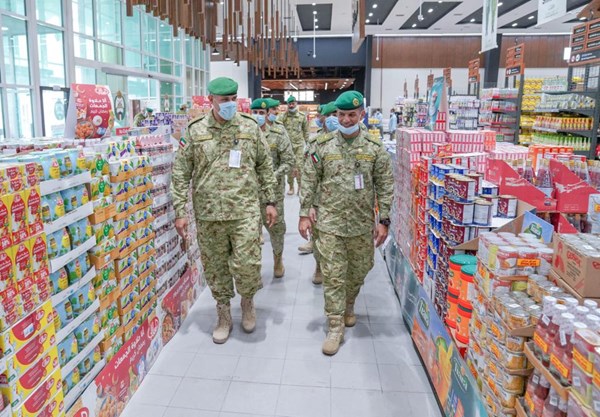 اللواء طواري يفتتح مهرجان السلع الرمضانية بالسوق المركزي في معسكر الصمود