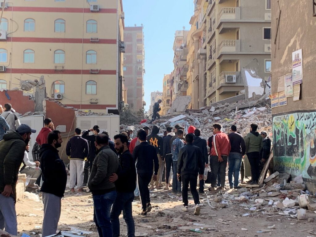مصر: ارتفاع ضحايا إنهيار عقار بشرق القاهرة إلى 23 قتيلاً