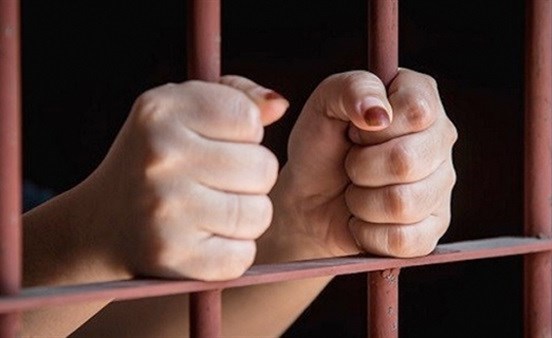 أم إنجليزية شابة تهمل ابنتها  الصغيرة عدة أيام حتى الموت للاحتفال بعيد ميلادها الثامن عشر