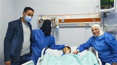 طفل مصري يتلقى أغلى دواء بالعالم
