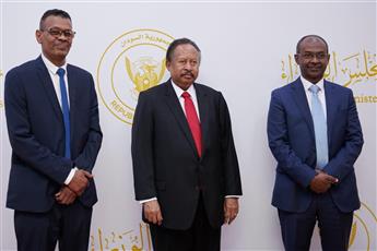 حمدوك يتسلم أول بطاقة فيزا مصرفية صادرة في السودان