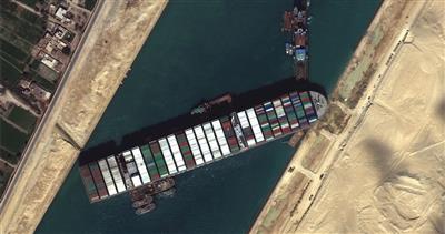 النفط يهبط مع بدء تحريك سفينة الحاويات الجانحة بقناة السويس