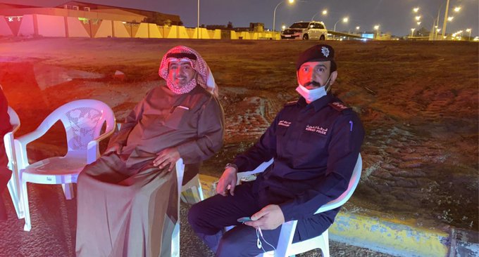 وزير الداخلية الشيخ ثامر العلي يواصل جولاته الميدانية ويتابع العمل في نقطة أمنية بالفروانية