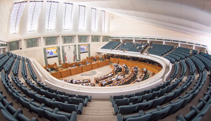 التشريعية البرلمانية توافق على تأجيل أقساط القروض وأولوية تعيين الكويتيين بالشركات المتعاقدة مع الحكومة