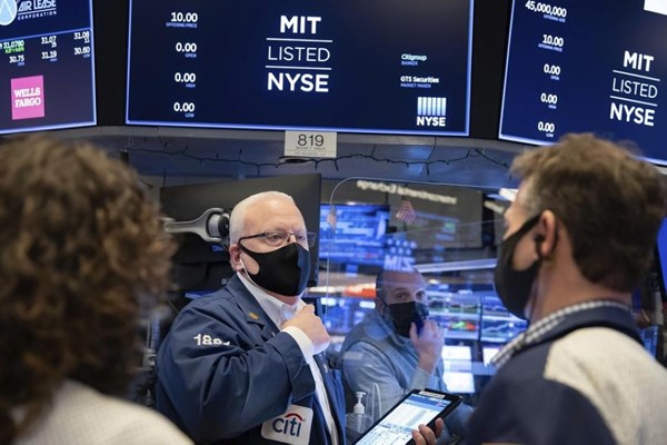 «أوف أمريكا»: المستثمرون يضخون 25.6 مليار دولار في صناديق الأسهم