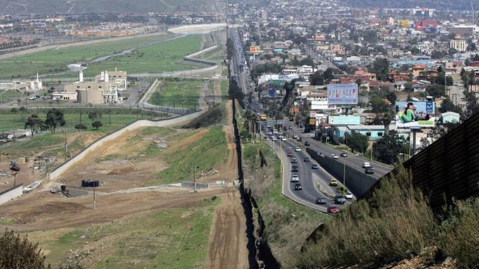مهربون يلقون طفلتين من أعلى جدار عند الحدود الأميركية المكسيكية