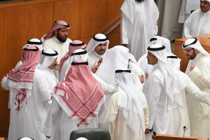 شاهد.. رفع جلسة مجلس الأمة بعد سجالات ومشادات وانسحاب نحو 27 نائبًا من الجلسة