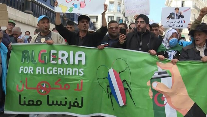 الحراك الجزائري يطلق شعارات مناهضة لفرنسا ودعوات للوحدة