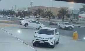 شاهد بالفيديو.. قائد كامري يفقد السيطرة عليها ويطيح بجيب على جانب الطريق