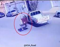 حادث غريب.. شاهد قائد هايلكس يلقي بنفسه من مركبته أثناء سيرها لتصطدم بسيارة أخرى متوقفة