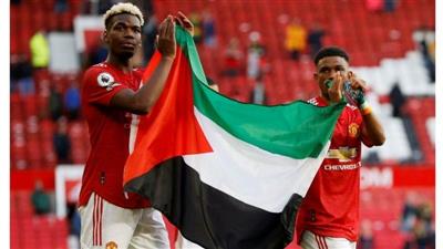 مدرب مانشستر يونايتد يدافع عن رفع لاعبين العلم الفلسطيني