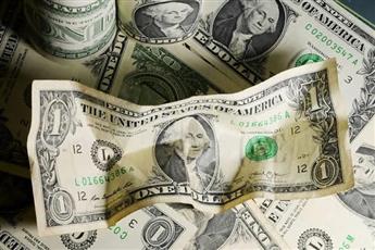 الدولار يتعافى من أدنى مستوياته في 4 أشهر أمام العملات الرئيسية