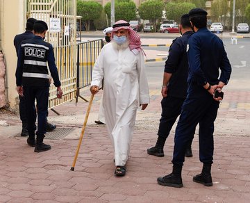 شاهد كيف توافد كبار السن على مراكز الاقتراع للإدلاء بأصواتهم في تكميلية الخامسة