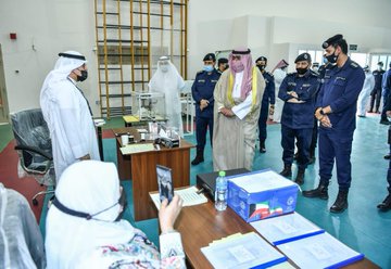 وزير الداخلية يتفقد عدداً من اللجان الانتخابية لتكميلية الدائرة الخامسة