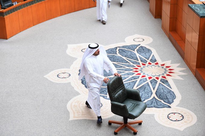 الكندري للمنزعجين من إزالة كرسي رئيس الحكومة من مكانه: الأولى أن تغضبوا لتعطيل المادة التي تسمح للمواطن بمسائلة رئيس الحكومة