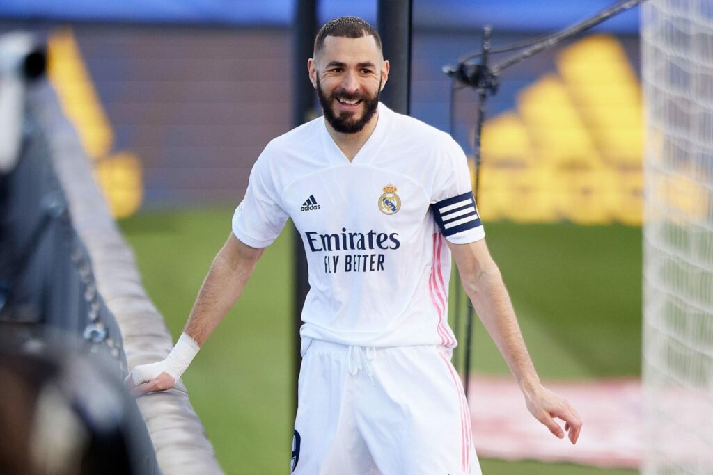 بنزيما متردد في قبول عرض تجديد العقد مع ريال مدريد !!