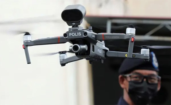 استخدام طائرات دون طيار للكشف عن درجة حرارة المواطنين في الأماكن العامة في ماليزيا