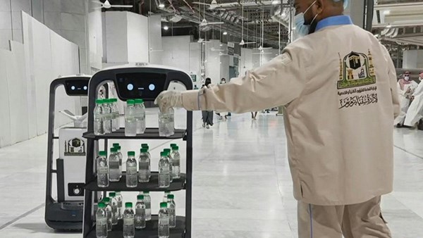 روبوتات لتوزيع مياه زمزم على زوار مكة حرصا على التباعد المادي